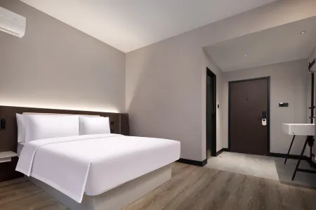 HanTing Hotel (Shangrao Yiyang Shengli Road Pedestrian Street) Отели в г. Иян