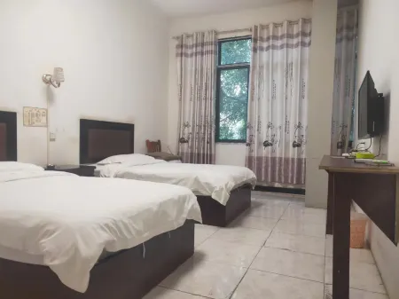 Luodian Xinhe Hotel Отели рядом с достопримечательностью «Moon Bay Health and Wellness Resort»