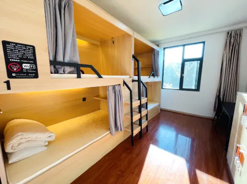 麗江宏利輕奢青年旅社