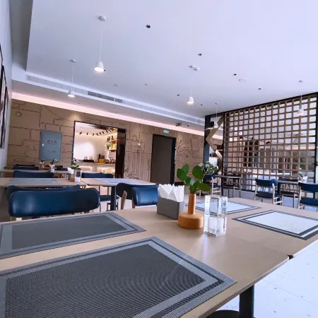 Homeinn Selected Hotel (Qiqihar Central Plaza Longsha Night Market)