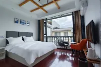 Fuxian Lake Court Inn