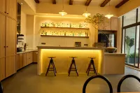 Wind & Water Nautical Club | Poolside Holiday Villa (Golden Coast Luojia Temple Branch) - bar