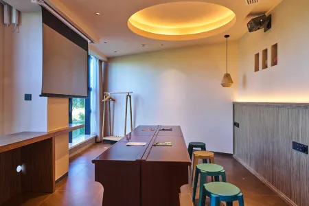 Burqin Cijian Homestay Отели рядом с достопримечательностью «Cenial Folk Customs Park»