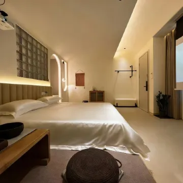 Mountain Courtyard-Style Hotel