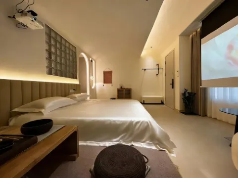 Mountain Courtyard-Style Hotel