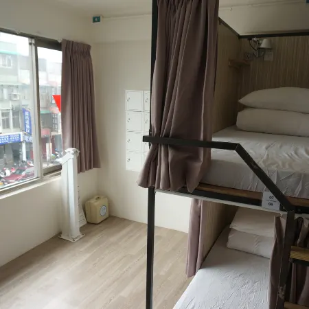 Corner Hostel & Cafe