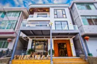 Tonglu Pushe Pool B&B Hotels near Roars Gorge Whitewater Adventure Scenic Tourist
