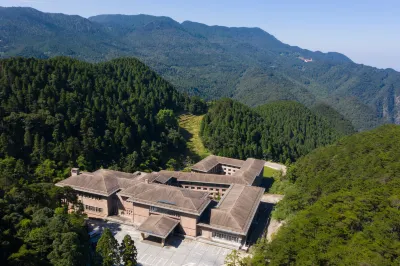 Howard Johnson Hotel Lushan Jiahao Huaihai Hotel dekat Jinxiu Valley