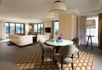 Hyatt Regency Nice Palais de la Méditerranée Отели рядом с достопримечательностью «Парк Кастель Де До Руа»