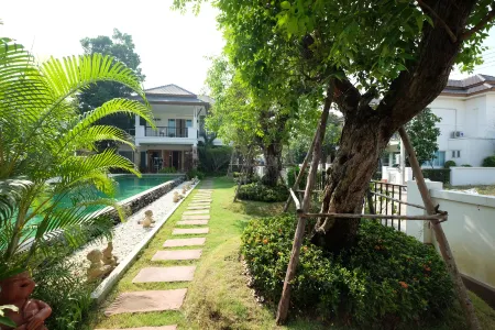 Standard Villa Отели рядом с достопримечательностью «Wat Saraphi»