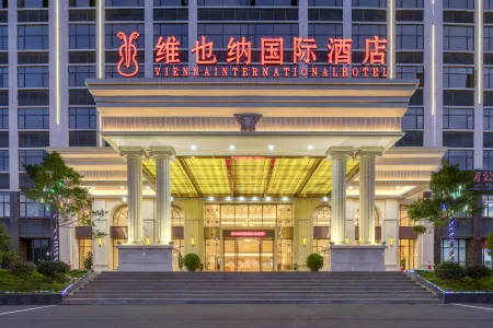 Vienna Hotels (New Xunwu County bus station) Отели в г. Сюньву