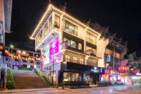 EMOJI YOUTH HOSTEL憶木集宿（陽朔西街灕江店）