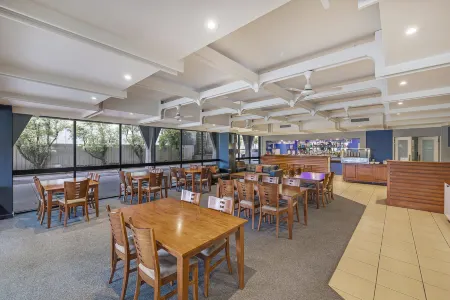 Central Court Motel Warrnambool Отели рядом с достопримечательностью «Logans Beach»