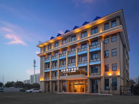 O.LIVE social Suzhou Economic Development Zone Branch Отели рядом с достопримечательностью «Yinhe Square»