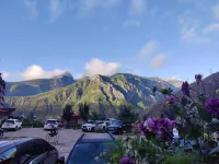 Daocheng Yading Sangjie Linka Luxury Homestay - parking