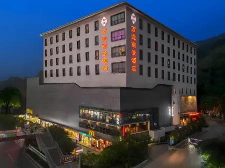 Guiyang Wanyi Lijing Hotel (Huaxi Park Subway Station Wanyi Square Branch) Отели рядом с достопримечательностью «Guizhou Aviation Vocational and Technical College»