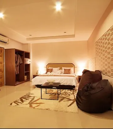 วิลล่าสระว่ายน้ำยามพระอาทิตย์ตกดิน