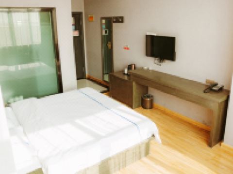 怡莱酒店(临泉前进东路丰泽悦城店) - 高级大床房