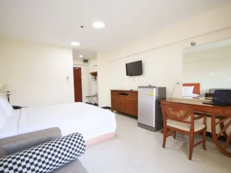 White House Bizotel Отели рядом с достопримечательностью «Ramkhamhaeng University Bang Na Campus»