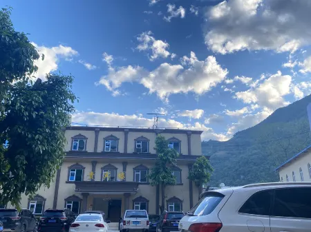 Nujiang Holiday Hotel