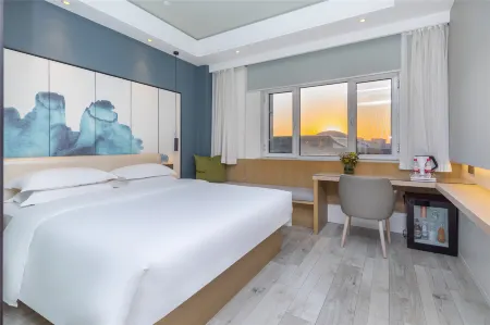 Jin Yi Premium Hotel (Hohhot Inner Mongolia International Convention and Exhibition Center) Отели рядом с достопримечательностью «Inner Mongolia Technical College of Mechanics and Electrics (Northeast to Saihan Road Residents' Committee Community Health Service Station)»