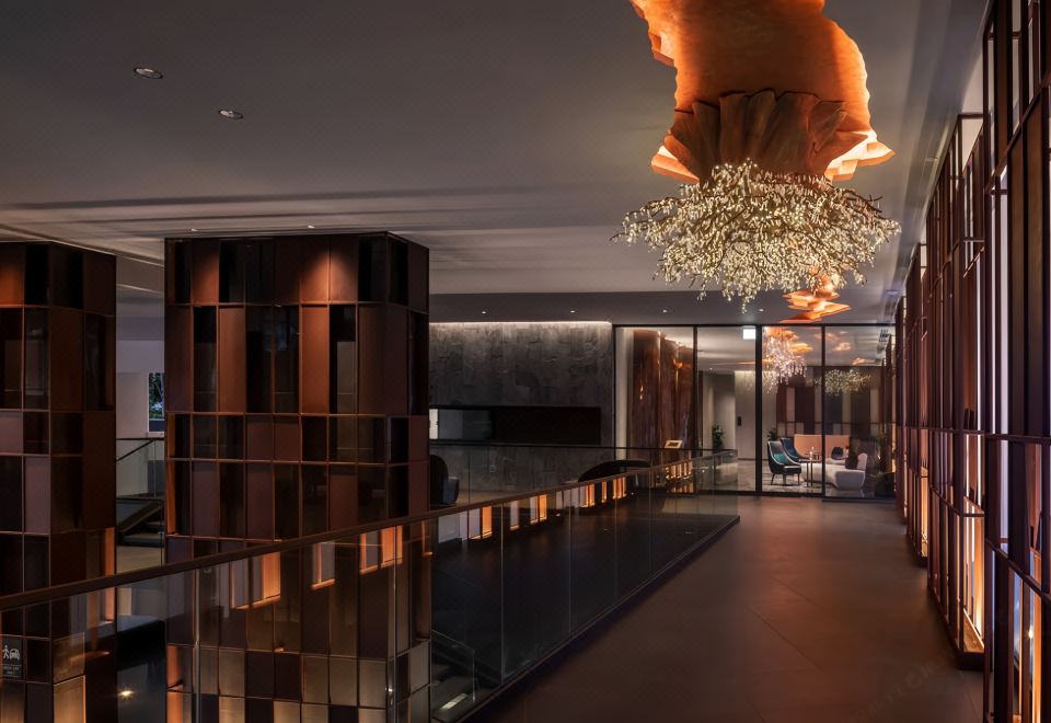 Edge Central Pattaya Lux의 모던한 객실 내부