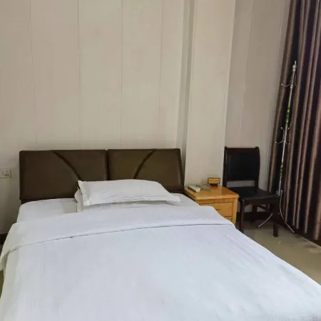 Longcheng Hotel (Yuping Longfeng Avenue) Отели в г. Юйпин-Дунский автономный уезд