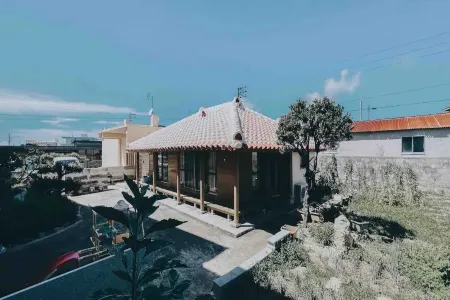 64 years traditianal okinawa house YuSuiJu in village