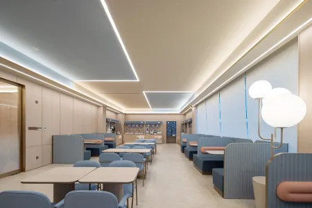 HanTing Hotel (Wuhan Jingkai Qu Fengshu Yi Road) Отели рядом с достопримечательностью «Wuhan Business College»