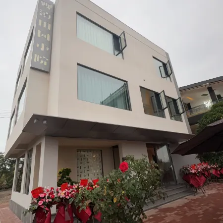 Courtyard with Dianchi Lake View