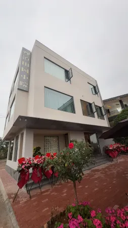Courtyard with Dianchi Lake View