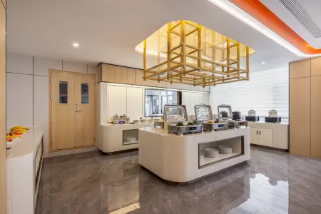 Jifeng International Hotel (Kuqa High-speed Rail Station Donghu Branch) Отели рядом с достопримечательностью «Qingchengqiang Site»