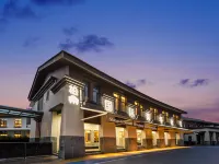 Shangri-La Pinecone International Youth Community 香格里拉和諧塔中塔周辺のホテル