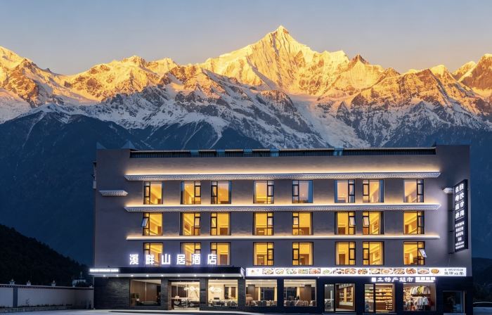 Mount Siguniang · Riverside Mountain Residence Hotel (Changping Valley Scenic Area)