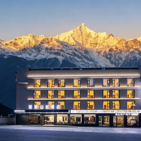 Mount Siguniang · Riverside Mountain Residence Hotel (Changping Valley Scenic Area)