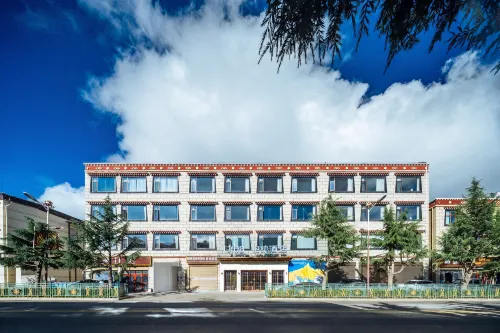 Urba Hotel (Shambhala Ethnic Unity Theme Park Branch) - parking