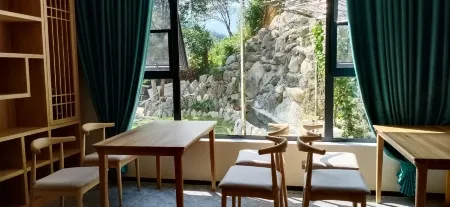 Floral Hotel · Guiyuan Siju Hotel (South Gate of Huangshan Scenic Area,Feicui Valley) Отели рядом с достопримечательностью «Tianhai (Huangshan Cloud Sea)»