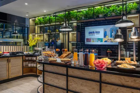 Park Hotel (Shanghai Global Harbor) Отели рядом с достопримечательностью «Zhenru Ancient Town»