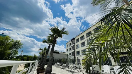 Haitian Yise Hotel (XiGangHuaYuan) Отели рядом с достопримечательностью «Qinhuang Botanical Garden»