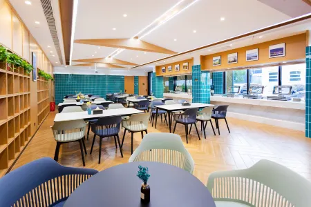 Chonpines Hotel(Tanghe Youlan Avenue Branch) Отели в г. Танхэ