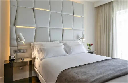 NH Collection Madrid Colon Отели рядом с достопримечательностью «Torre de los Lujanes»