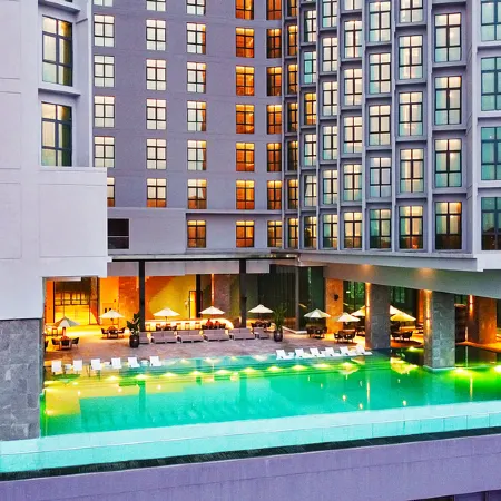 M World Hotel Отели рядом с достопримечательностью «Станция MRT Taman Tun Dr Ismail »