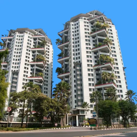 Grand Tropic Suites Hotel Отели рядом с достопримечательностью «Университет Таруманагара»