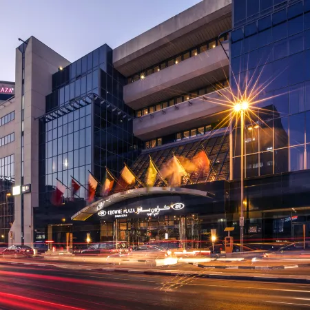 Crowne Plaza DUBAI - DEIRA by IHG Отели рядом с достопримечательностью «Торговый центр Al Bustan»