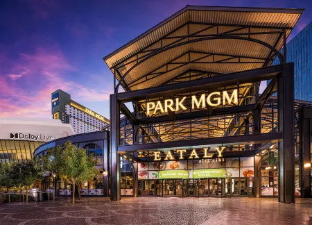 Park MGM Las Vegas Отели рядом с достопримечательностью «Галерея изящного искусства Bellagio»