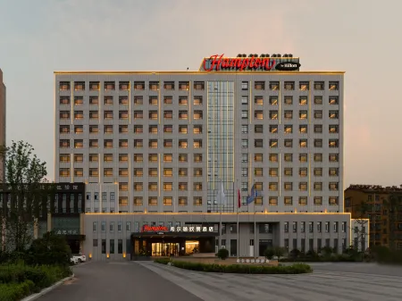 Hampton by Hilton Qingdao Jiaodong International Airport South Hotel Отели рядом с достопримечательностью «Qingdao Institute of Technology»