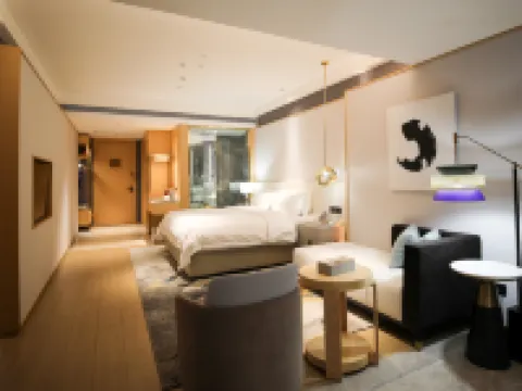 Golden Flower Jade Lake Plaza Hotel فنادق في لوى بينغ