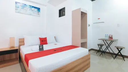 RedDoorz Near Iloilo International Airport Отели в г. Cabatuan