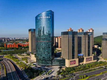 GuangYueZun Wuxiang Hotel (Sports Center Guangxi Planning Hall Subway Station) Отели рядом с достопримечательностью «Guangxi Electric Power Vocational and Technical College (Wuxiang Campus)»