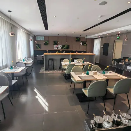 Homeinn Selected Hotel (Dandong Yalu River Riverside Anton Old Street)